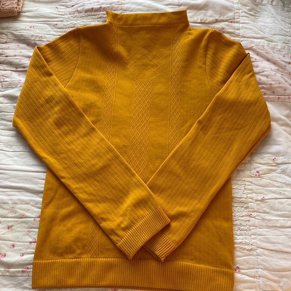 Mustard yellow long-sleeved sweater. Tight fitting. Size S.